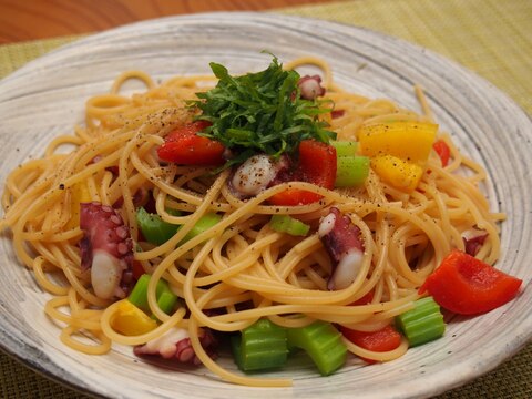 タコとゴロゴロ彩り野菜のバターポン酢のパスタ